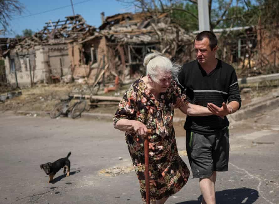 81 yaşındaki Elena, 6 Haziran Pazartesi günü Ukrayna'nın Donetsk bölgesindeki Druzhkivka kasabasında Rus askeri saldırısında yıkılan binasını terk ediyor.
