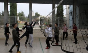 Los estudiantes juegan durante un descanso en la escuela bilingüe Mano a mano en Jerusalén.