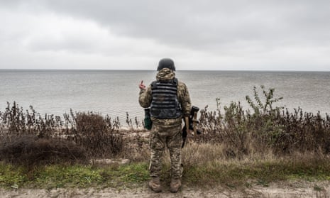 A soldier in front of the Dnipro golf course gives the finger of honour like the soldier who gave the finger of honour to a Russian military ship on Snake Island last April.