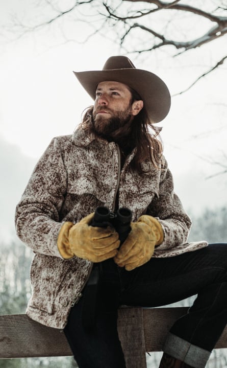 Un modelo con una chaqueta WeatherWool All-Around