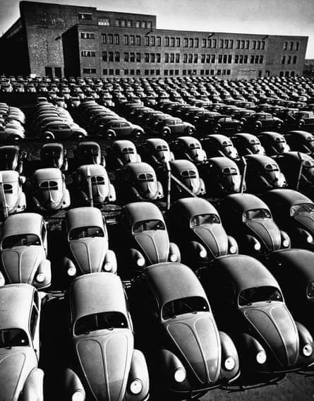 Käferautos parkten Anfang der 1950er Jahre im VW-Werk in der Nähe von Braunschweig, Westdeutschland