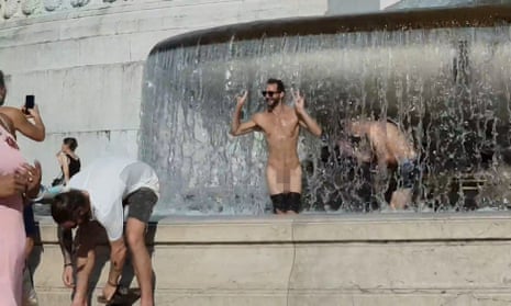 A man takes off his underwear and poses in the fountain by the Altare della Patria.