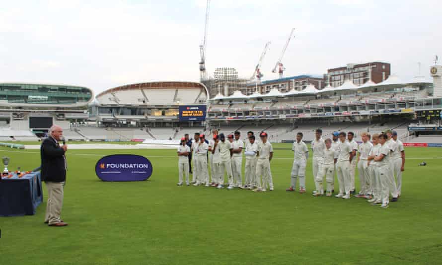 Mike Gatting presents the boys’ medals after Manchester beat Slough on the final ball of the innings.
