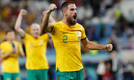 Miloš Degenek celebra la agotadora victoria de Australia por 1-0 contra Dinamarca