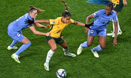 Young Matildas star Mary Fowler keeps France’s Sandie Toletti and Kadidiatou Diani at arm’s length in the World Cup quarter-final.
