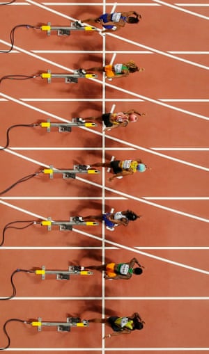 Shelly-Ann Fraser-Pryce de Jamaica, Dina Asher-Smith de Gran Bretaña y Marie-Josée Ta Lou de Costa de Marfil comienzan en la final femenina de 100 metros en el Estadio Khalifa durante el Campeonato Mundial de Atletismo de la IAAF en Doha, Qata.