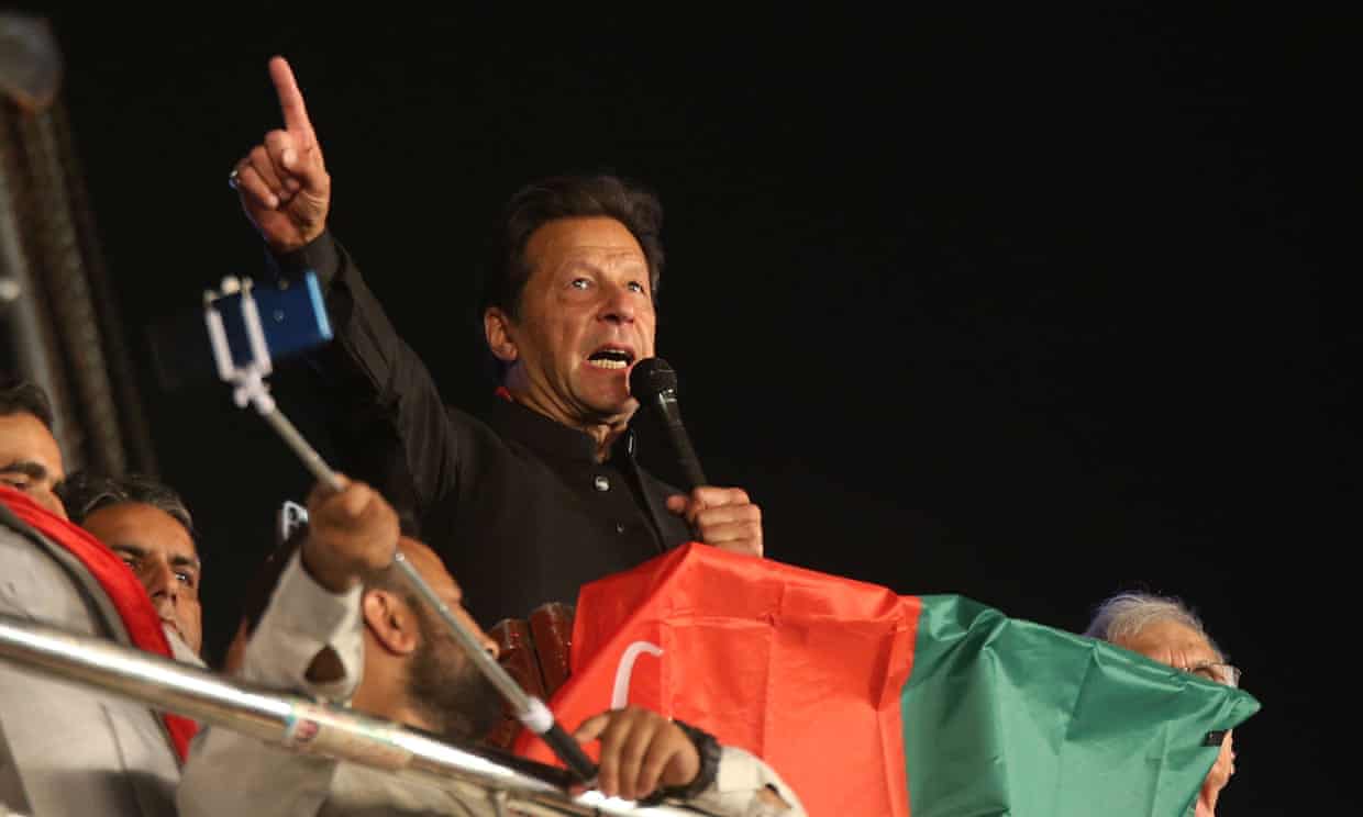 Pakistan ‘inches away’ from civil unrest after ousting of Imran Khan (theguardian.com)