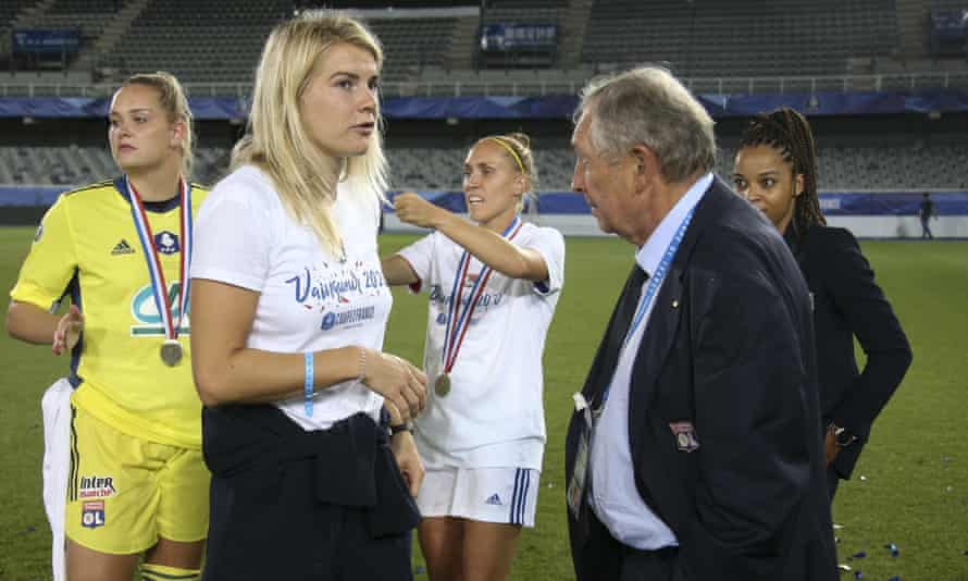 Gérard Houllier, who took a keen interest in the Lyon women’s team, talks to striker Ada Hegerberg in August.