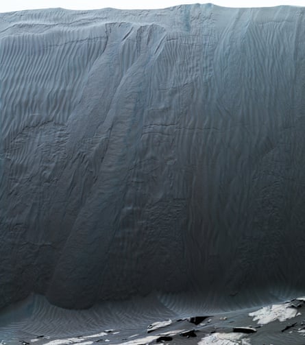 Between Curiosity’s landing site and the rocks at the foot of Gale crater’s central mound sprawled a huge field of dark sand dunes, made of pulverised grains of volcanic rock. Curiosity approached the steep slope of a dune the team named Namib on 17 December 2015. The horizontal fissures and alcove-shaped scarps show that the dune is actively moving