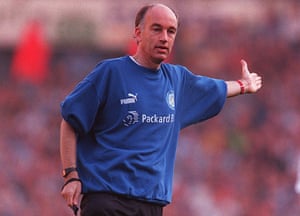El árbitro David Elleray reaparece con un jersey de Leeds durante un juego de 1997 después de que su camisa verde chocara con el equipo de visitante de Newcastle.