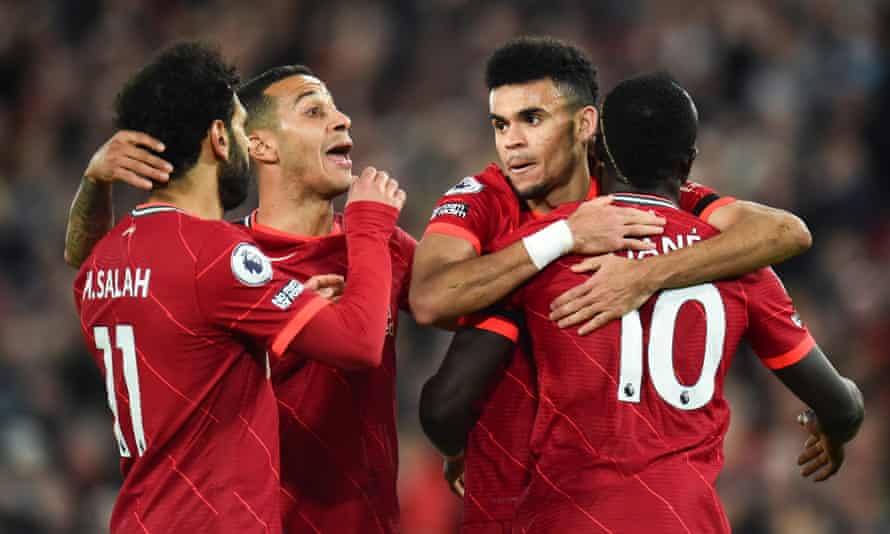 Mohamed Salah, Thiago Alcântara, Luis Díaz and Sadio Mané celebrate Liverpool scoring against Manchester United