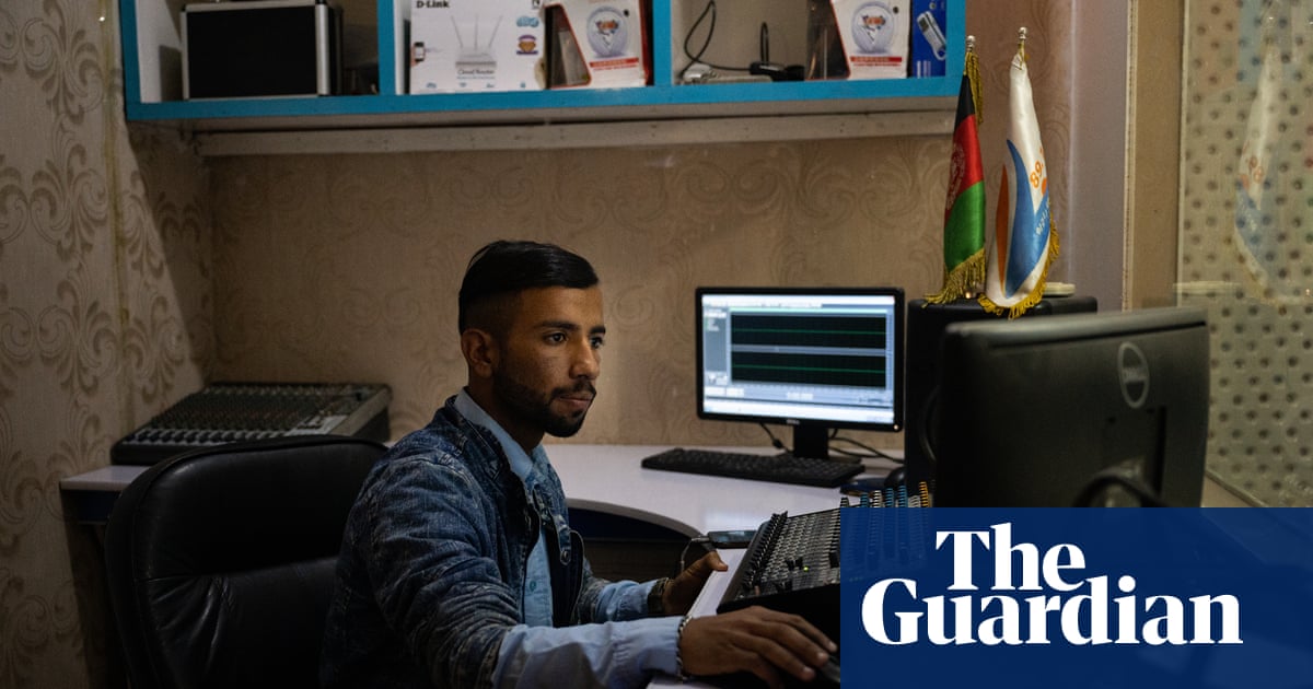 꺼져: 아프가니스탄 언론, 탈레반 통치하에서 살아남기 위해 고군분투