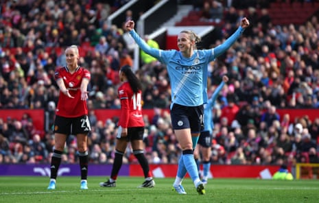 मैनचेस्टर सिटी की विवियन मिडेमा अपना दूसरा गोल करने का जश्न मनाती हुई