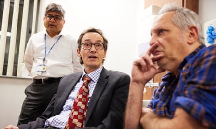Le neuroradiologue Maneesh Bhojak (à gauche) et le professeur Tom Solomon rendent leur verdict.