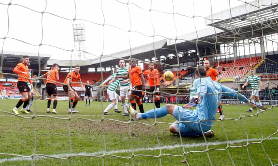 Le gardien de Dundee United Benjamin Siegrist fait un arrêt pour refuser le Celtic