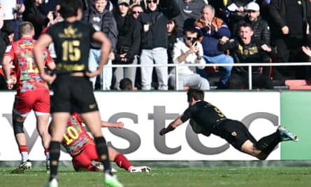 Toulon’s French scrum-half Baptiste Serin dives across the line to score a try