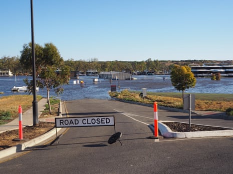 Actualizaciones en vivo de las noticias de Australia: las ciudades de Australia Occidental serán 'islas' en medio de las inundaciones; Albanese resta importancia a las preocupaciones de EE.UU. sobre Aukus 1 Los niveles de agua suben sigilosamente en Mannum en la región de Riverland en SA.