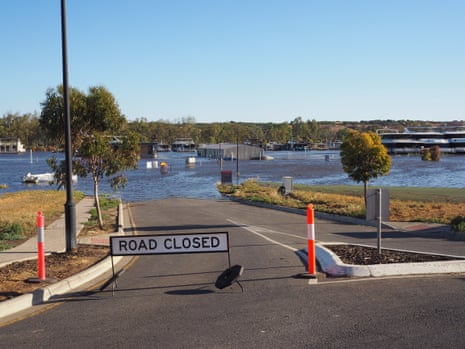 Los niveles de agua suben sigilosamente en Mannum en la región de Riverland en SA.