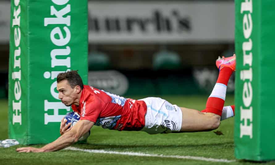 Joan Imhof plonge entre les poteaux pour marquer le deuxième essai de la course.