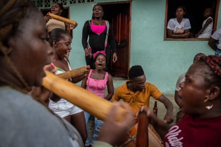 An up-close photo of inhabitants of the Juntas village of Yurumanguí singing and celebrating