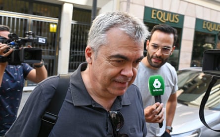 Cerdán in street approached by journalists