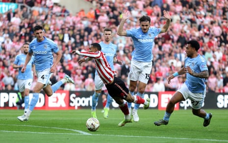 Wilson Isidor of Sunderland dives whilst under pressure from Liam Kitching of Coventry City