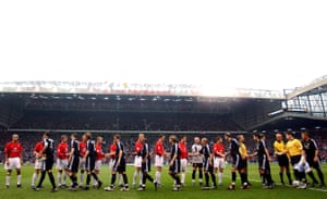 Los jugadores se dan la mano antes del saque inicial en Old Trafford.