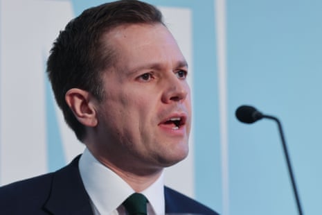 रॉबर्ट जेनरिक ने कहा कि वह 'ब्रिटिश हित के बारे में चिंतित थे', बिना यह निर्दिष्ट किए कि इससे उनका क्या मतलब था।