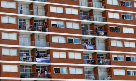 People watch the Punta del Este ePrix from their balconies.