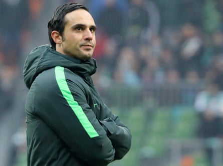 Alexander Nouri watches on during the win at Mönchengladbach.