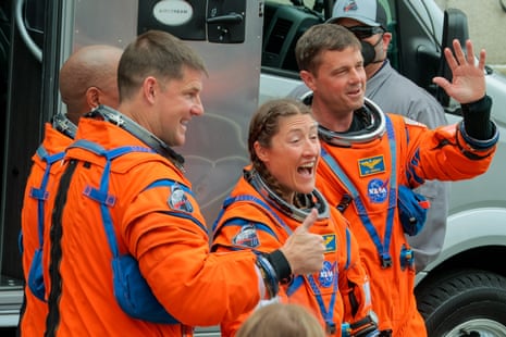 आर्टेमिस II दल प्रक्षेपण की तैयारी कर रहा है।