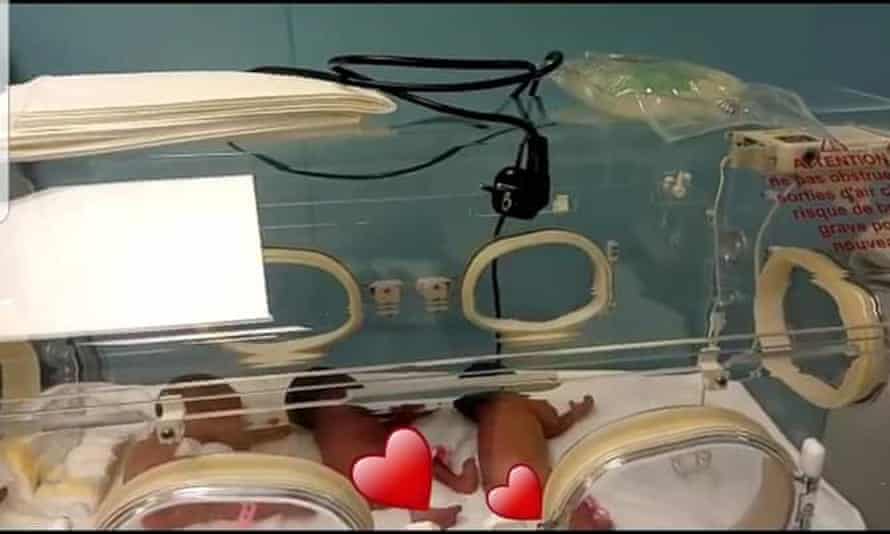 Tres de los bebés de Halima Cisse en una incubadora.