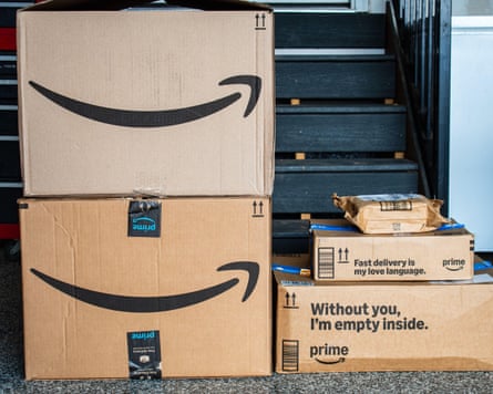 تجلس حزم أمازون برايم داخل مرآب سكني.