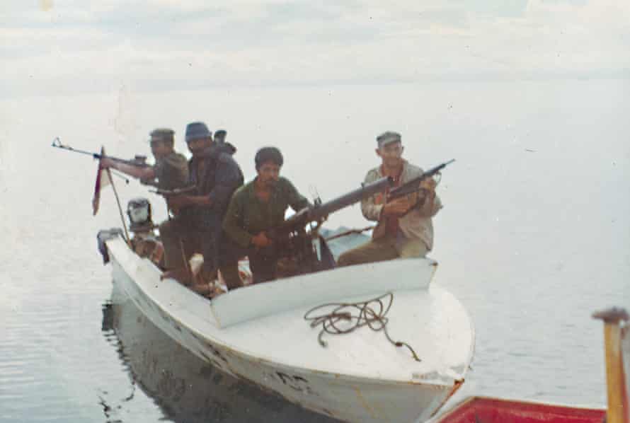 Shaw'ın Java denizinde yelkenlisine binen silahlı korsanların fotoğrafı.