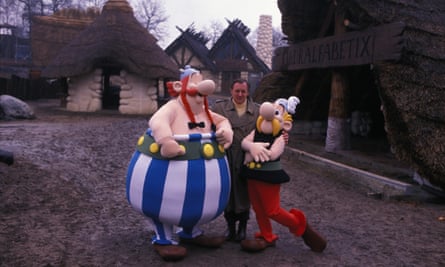 Albert Uderzo touring the Asterix theme park near Paris in 1988, accompanied by Obelix and Asterix.