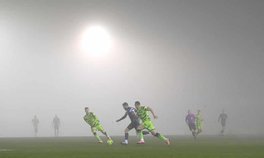 Forest Green Rovers v Mansfield Town dans le brouillard.