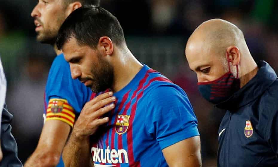 Barcelona’s Sergio Agüero leaves the pitch after experiencing problems against Alavés on 30 October in his final match.