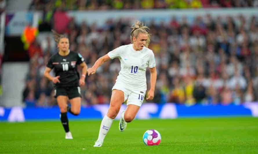 Georgia Stanway controls the ball