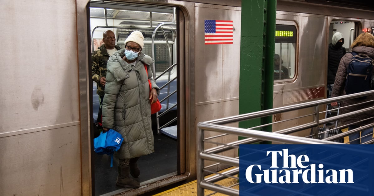 New York City police seek gunman in subway shooting that injured one