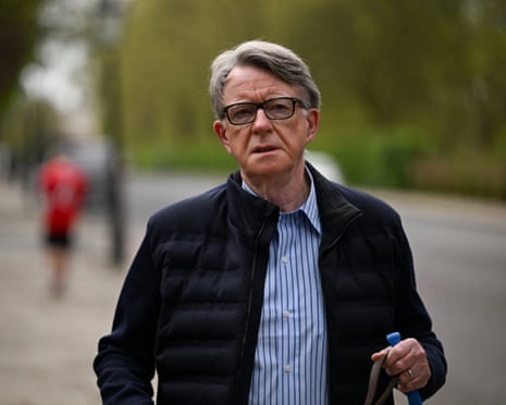 Richter im Ruhestand prüft Dokumente