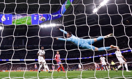 Julián Alvarez scores for Atlético Madrid against Real Madrid