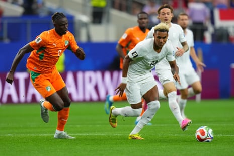 Antonio Nusa (R) of Norway in possession.
