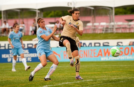 Christine Sinclair dari FC Gold Pride mengalahkan bek Sky Blue dan mencetak gol di paruh pertama pertandingan Mei 2010.
