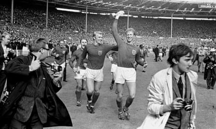 Jack Charlton hold aloft tyhe World Cuyp after4 England’s win in 1966.