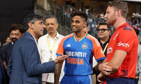 Yes, that is former UK Prime Minister Rishi Sunak chatting with the two captains.