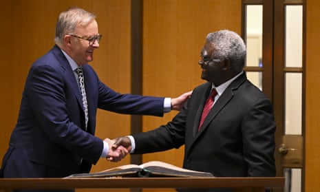 Anthony Albanese shakes hands with Manasseh Sogavare