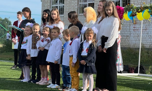 Niños y maestros se reunieron afuera de la Escuela No. 2 en Borodianka el jueves, el primer día del año escolar.