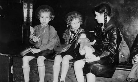 Three Jewish refugee children from Germany and Austria waiting to be collected at Liverpool Street station in July 1939, the same year Susi and her sister Lotte travelled to the UK.
