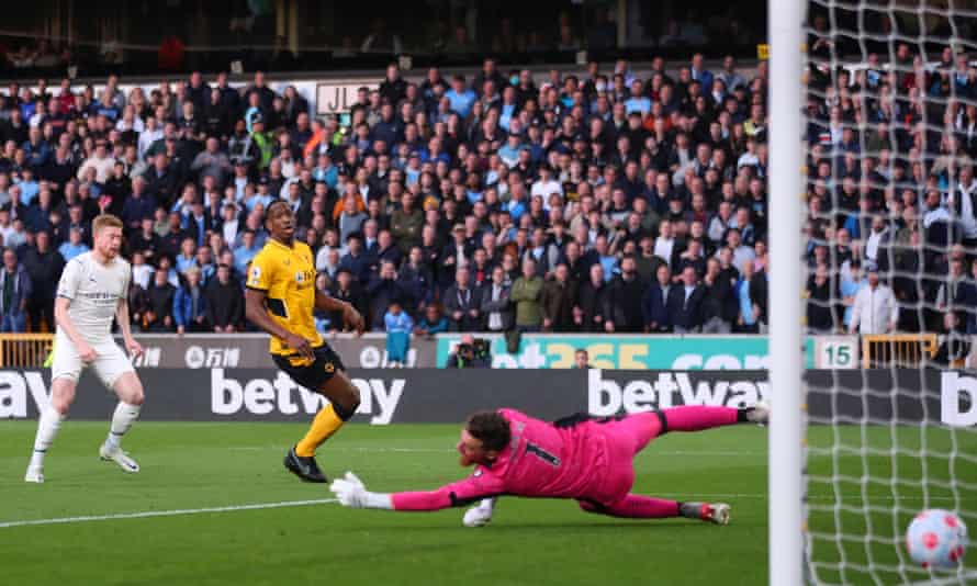 Kevin De Bruyne of Manchester City scores the opening goal.