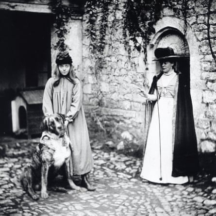 Elsie Palmer con su madre y su perro en Ightham Mote